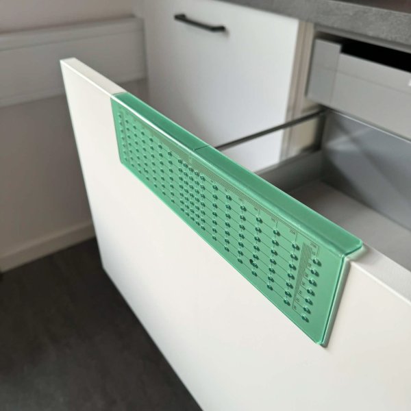 Guide: Sdan bruger du en boreskabelon til perfekt montering af greb og knopper