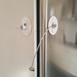 Vindue & Skabssikring V6 med Kabel og Ngle - Hvid