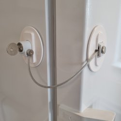 Vindue & Skabssikring V6 med Kabel og Ngle - Hvid