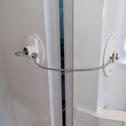 Vindue & Skabssikring V6 med Kabel og Ngle - Hvid