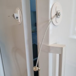 Vindue & Skabssikring V6 med Kabel og Ngle - Hvid