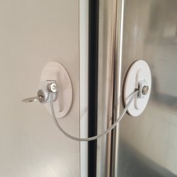 Vindue & Skabssikring V6 med Kabel og Ngle - Hvid