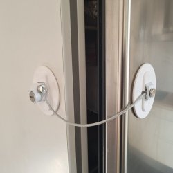 Vindue & Skabssikring V6 med Kabel og Ngle - Hvid