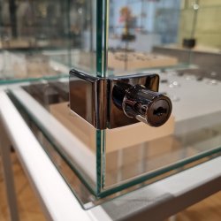 Vitrineskabsls "Sigyn" til 4-6mm Glas - Samme Ngle