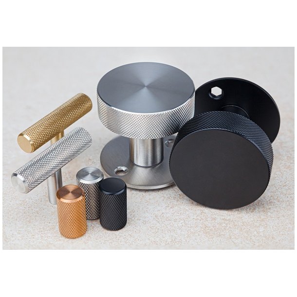 Bundplade "House & Justa" - Brstet Messing med Lak - 28mm