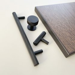 Riflet Mbelknop m/Fod "House" - Mat Sort - 32mm