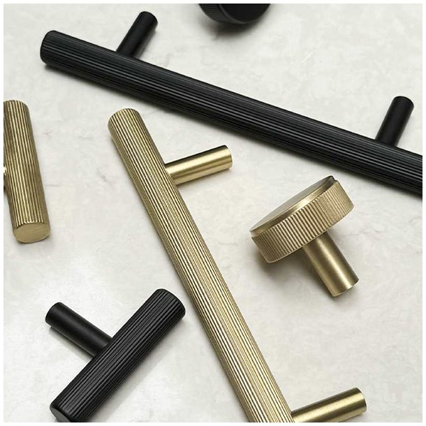 Linjeret Greb "Justa" - Brstet Messing med lak - cc 96mm