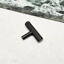 Linjeret T-Bar "Justa" - Mat Sort - 50mm