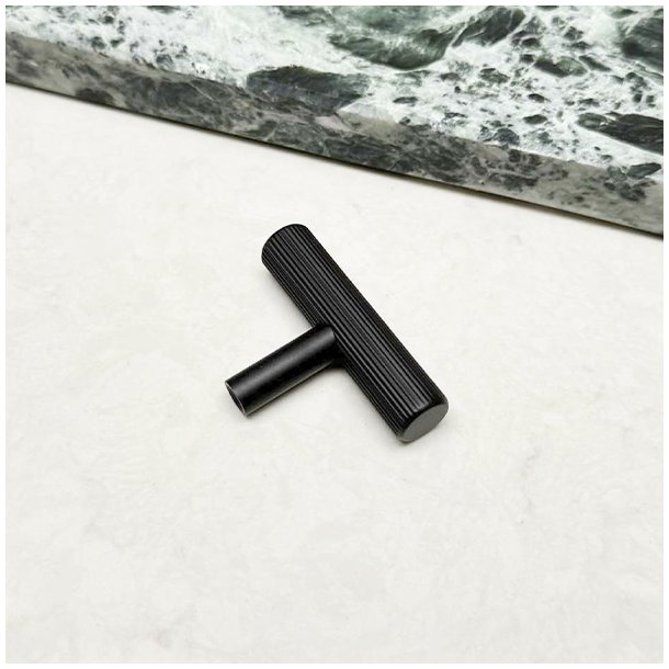 Linjeret T-Bar "Justa" - Mat Sort - 50mm