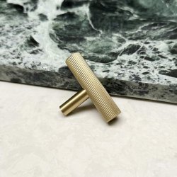 Linjeret T-Bar "Justa" - Brstet Messing med Lak - 50mm