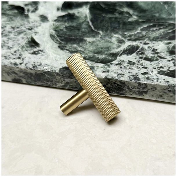 Linjeret T-Bar "Justa" - Brstet Messing med Lak - 50mm