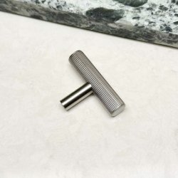 Linjeret T-Bar "Justa" - Brstet Stl Look - 50mm