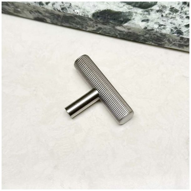 Linjeret T-Bar "Justa" - Brstet Stl Look - 50mm