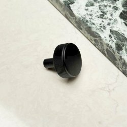 Linjeret Knop "Justa" - Mat Sort - 32mm