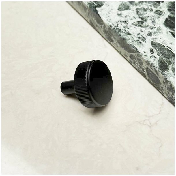 Linjeret Knop "Justa" - Mat Sort - 32mm