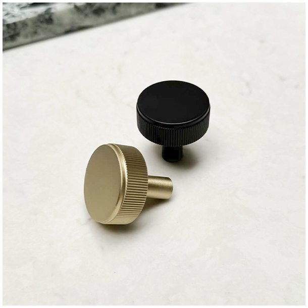 Linjeret Knop "Justa" - Mat Sort - 32mm