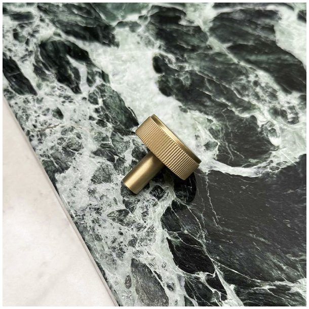 Linjeret Knop "Justa" - Brstet Messing med Lak - 32mm