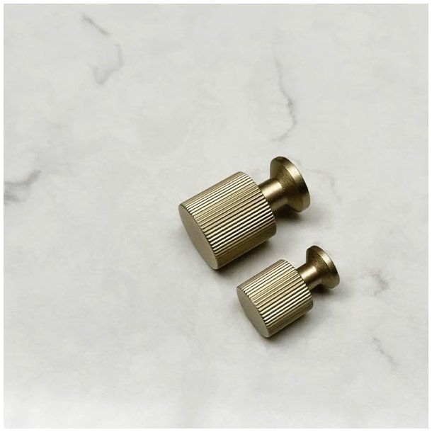 Mbelknop "Justa" - Brstet Messing med Lak - 16x25mm