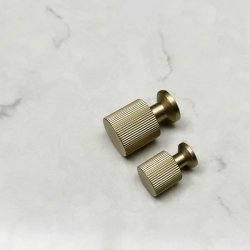 Mbelknop "Justa" - Brstet Messing med Lak - 21x33mm