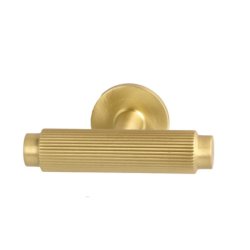 Linjeret T-Bar "Justa" - Brstet Messing med Lak - 56mm