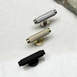 Linjeret T-Bar "Justa" - Brstet Messing med Lak - 56mm