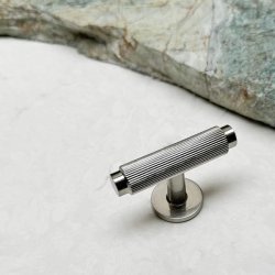 Linjeret T-Bar "Justa" - Brstet Stl Look - 56mm