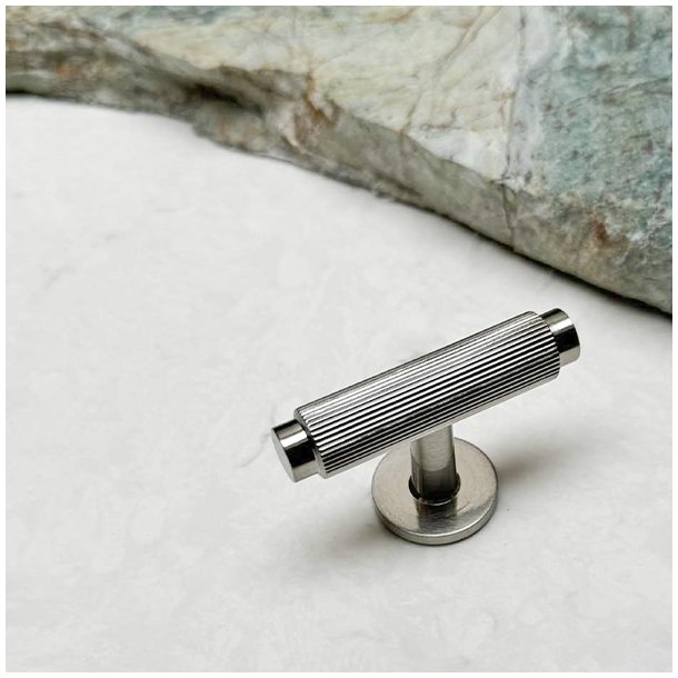 Linjeret T-Bar "Justa" - Brstet Stl Look - 56mm