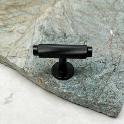 Linjeret T-Bar "Justa" - Mat Sort - 56mm