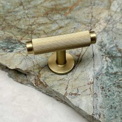 Linjeret T-Bar "Justa" - Brstet Messing med Lak - 56mm