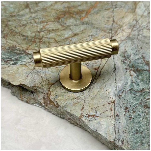 Linjeret T-Bar "Justa" - Brstet Messing med Lak - 56mm