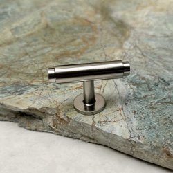 Linjeret T-Bar "Nox" - Brstet Stl Look - 56mm