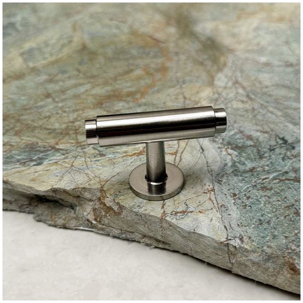 Linjeret T-Bar "Nox" - Brstet Stl Look - 56mm