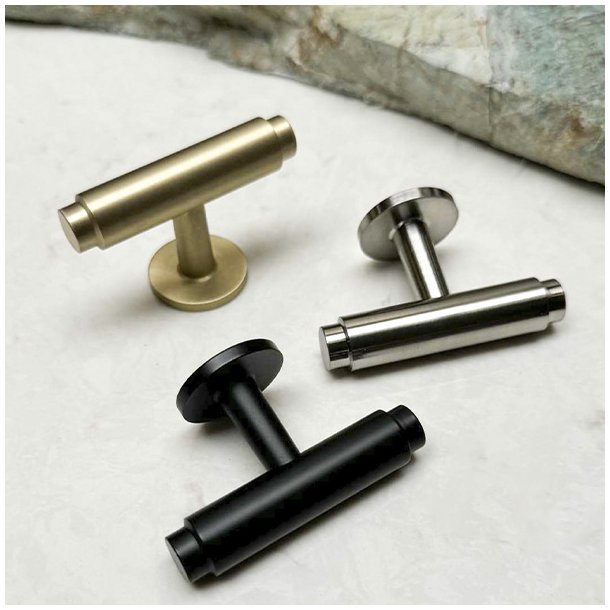 Linjeret T-Bar "Nox" - Brstet Messing med Lak - 56mm