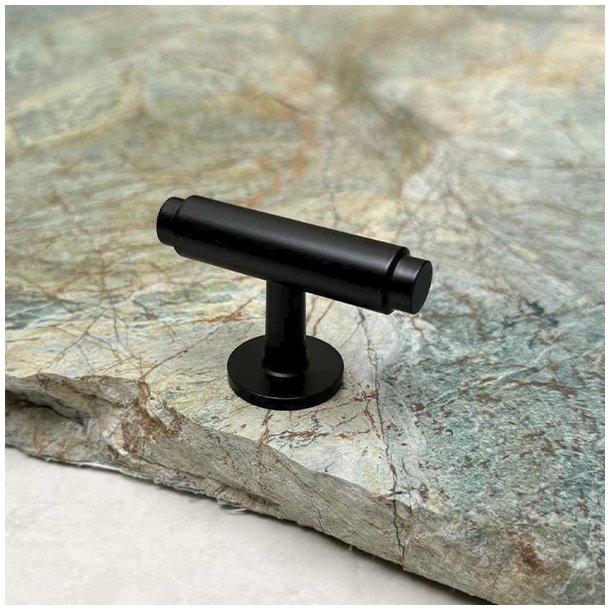 Linjeret T-Bar "Nox" - Mat Sort - 56mm