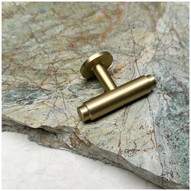 Linjeret T-Bar "Nox" - Brstet Messing med Lak - 56mm